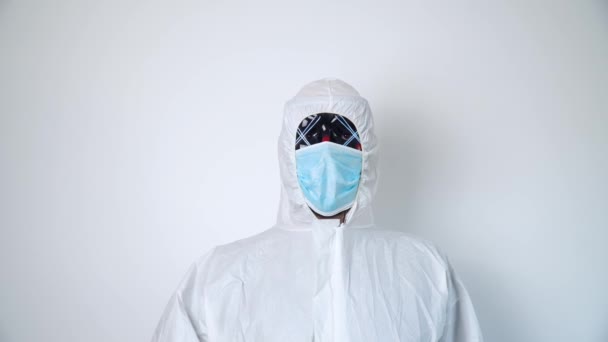 Egy védőruhás és fekete maszkos virológus portréja. Atipikus virológus — Stock videók