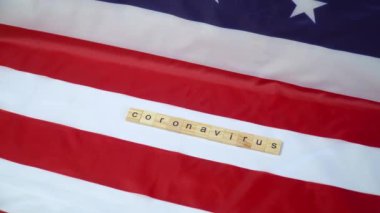 Üzerinde koronavirüs yazan Amerikan bayrağı. ABD 'de Coronavirus. Coronavirus 'a karşı zafer. Covid-19 aşısı