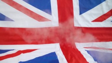 İngiliz bayrağı üzerinde tüttür. Sinematik görüntüler. Britanya zaferi
