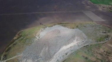 Çöp sahasında bir sürü plastik atık var. Kirlilik konsepti. Kocaman bir çöp yığını. Kuşlar çöpün üzerinde daireler çiziyor