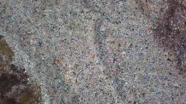 Vue aérienne de la décharge de la ville. Un énorme dépotoir. Oiseaux qui tournent autour des ordures 