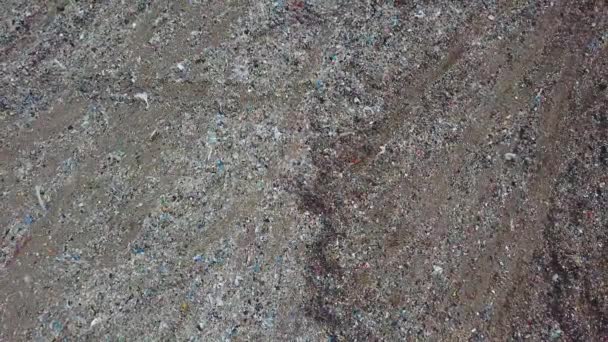 Luchtfoto van de stortplaats van de stad. Veel plastic, afval op de stortplaats. Vogels cirkelen over het vuilnis. — Stockvideo