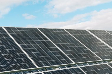 Mavi gökyüzü arka planında güneş panelleri. Yeşil enerji kavramı, temiz enerji, yenilenebilir enerji