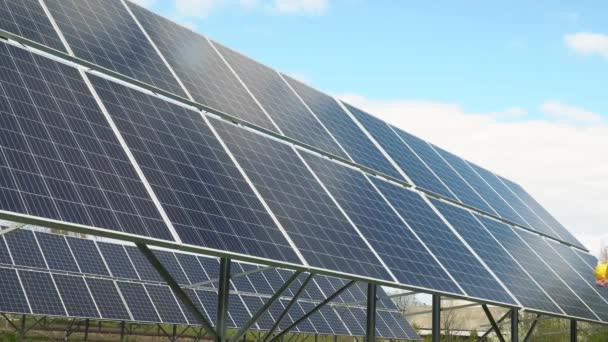 Empresario con tableta va a lo largo de los paneles solares. Ingeniero comprueba productividad paneles solares — Vídeos de Stock