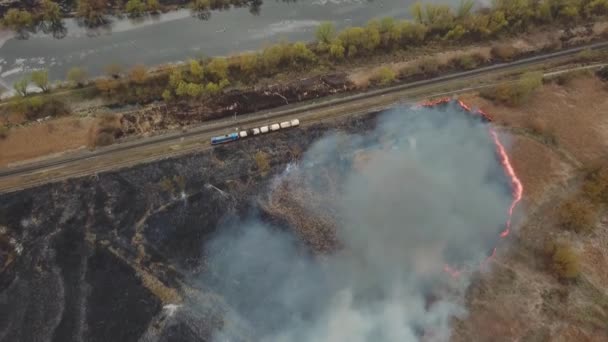 Vue aérienne des feux de forêt, propagation des flammes de feu de forêt. Catastrophe naturelle due à la chaleur extrême et au changement climatique
