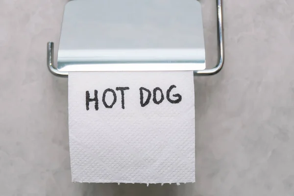 Χαρτί υγείας με κείμενο hot dog σε wc. Έννοια της προσωπικής υγιεινής. Έννοια γρήγορου φαγητού — Φωτογραφία Αρχείου