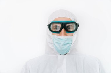 Ofis binasında çalışan koruyucu giyimli ve maskeli bir virüs uzmanı.