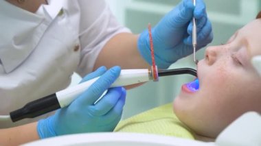 Diş hekiminin resepsiyonundaki küçük çocuk. Pediatrik dişçilik