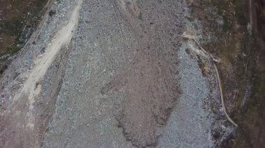 Şehir çöplüğü. Kirlilik konsepti. Kocaman bir çöp yığını. Kuşlar çöpün üzerinde daireler çiziyor