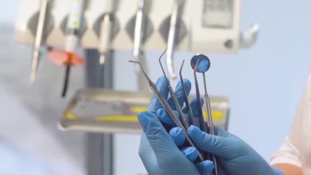 Nahaufnahme einer Zahnärztin, die medizinische Instrumente nimmt — Stockvideo