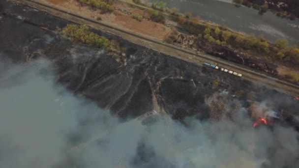 Vue aérienne de gros nuages de fumée et de feu sur le terrain. Vue rapprochée des feux de forêt, propagation des flammes de feu de forêt