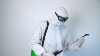 Komik virolog Coronavirus 'un gitar çalmasını kutluyor.