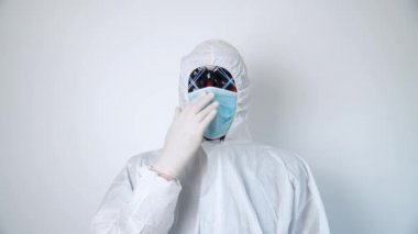 Koruyucu giysili ve siyah maskeli bir virüs uzmanı portresi. Tipik dezenfektan.