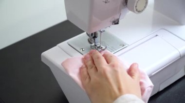 Kadın koruyucu maske dikiyor. Pamuk kumaş maskesi yapmak, virüs koruması