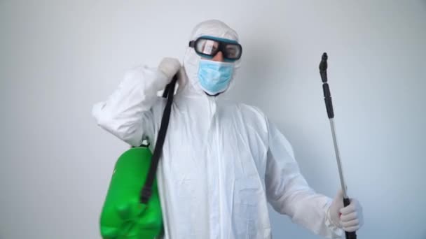 Virológus védőruhában és maszkban, irodaépületben dolgozik. Covid-19 terjedése, coronavirus járvány — Stock videók