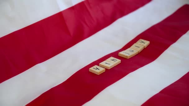 Una mujer acaricia la bandera de Estados Unidos con una plancha de vapor. Preparativos para el Día de la Independencia — Vídeos de Stock