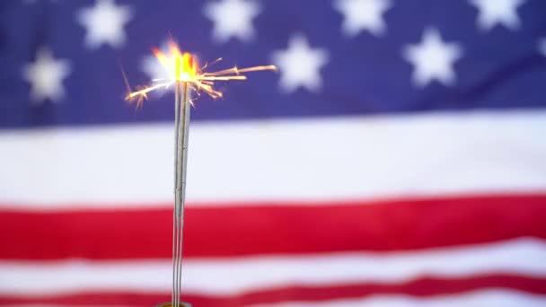 Τρεις sparklers με αμερικανική σημαία στο παρασκήνιο. Γιορτάζοντας την Ημέρα των Βετεράνων. Θυμηθείτε και την τιμή — Αρχείο Βίντεο