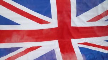 İngiliz bayrağı üzerinde tüttür. Sinematik görüntüler. Britanya zaferi