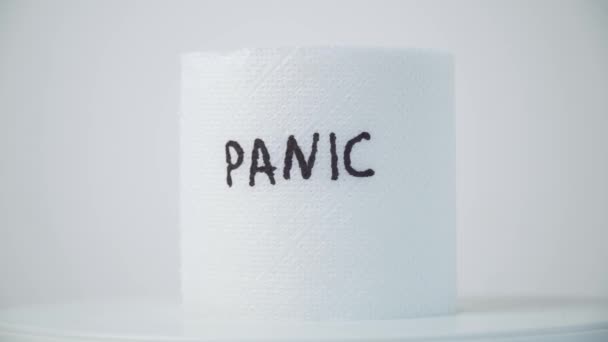 Toilettenpapier mit Text Panik. Konzept des Mangels an Toilettenpapier in Geschäften aufgrund von Coronavirus, Covid-19, Hygiene, Panik — Stockvideo