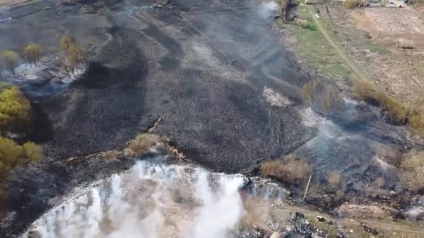 Vuelo aéreo en avión no tripulado sobre el lado de la colina en llamas con un espeso humo blanco expulsado del marco. Desastre natural debido al calor extremo y al cambio climático — Vídeo de stock
