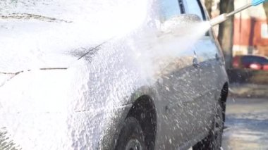 Araba yıkamada temiz araba konseptini kapat. Arabayı sabunla yıka.