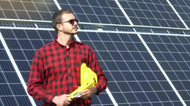 Mühendis güneş panellerinin verimliliğini kontrol ediyor