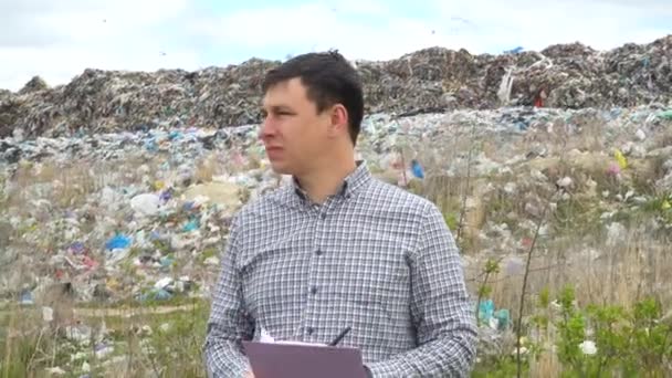 O inspetor de lixo registra o nível de poluição na lixeira da cidade. Conceito de poluição ecológica — Vídeo de Stock