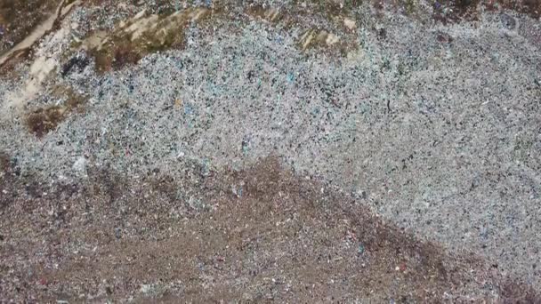 Vue aérienne de la décharge de la ville. Un énorme dépotoir. Oiseaux qui tournent autour des ordures 