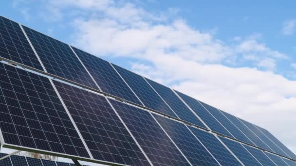 Paneles solares sobre el fondo azul del cielo. Concepto de energía verde, energía limpia, energía renovable. Caducidad — Vídeos de Stock