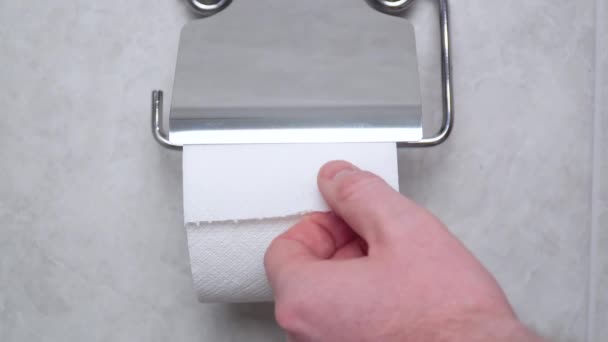 Туалетная бумага с запором в туалетах. Понятие личной гигиены. Концепция быстрого питания — стоковое видео