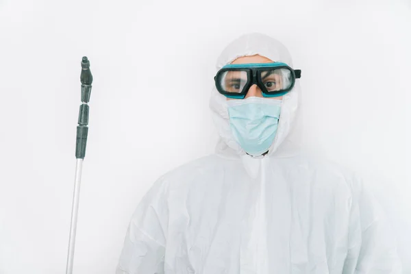 Ofis binasında çalışan koruyucu giysili ve maskeli bir virüs uzmanı. Covid-19 yayılıyor, koronavirüs salgını