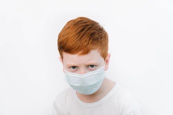 Großaufnahme eines kaukasischen Jungen in blauer Schutzmaske. Virenschutz — Stockfoto