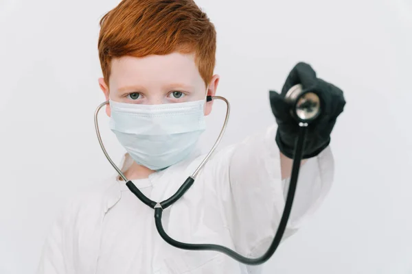 Close up de médico littil caucasiano com um estetoscópio em máscara protetora. Recepção de um paciente com pneumonia covid-19 — Fotografia de Stock