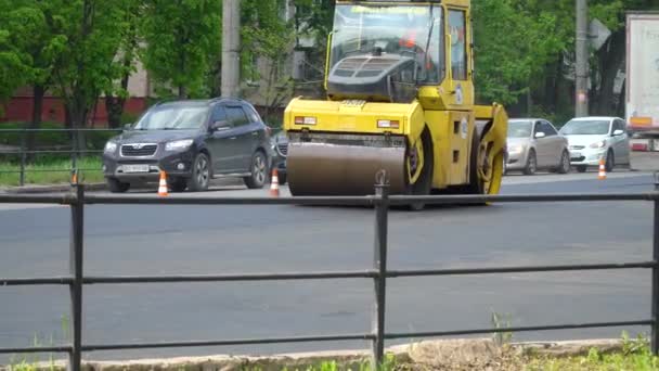 Ternopil, Ucrania, mayo de 2020: Rodillo de carretera haciendo reparación de carreteras y pavimentación de calles. Camino de Asphlat en construcción — Vídeos de Stock
