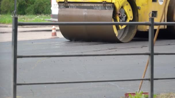 Rodillo de carretera haciendo reparación de carreteras y pavimentación de calles. Camino de Asphlat en construcción — Vídeos de Stock