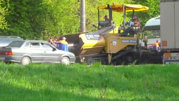 ウクライナのテルノピル、 2020年5月:道路労働者はアスファルトを敷設します。道路工事 — ストック動画