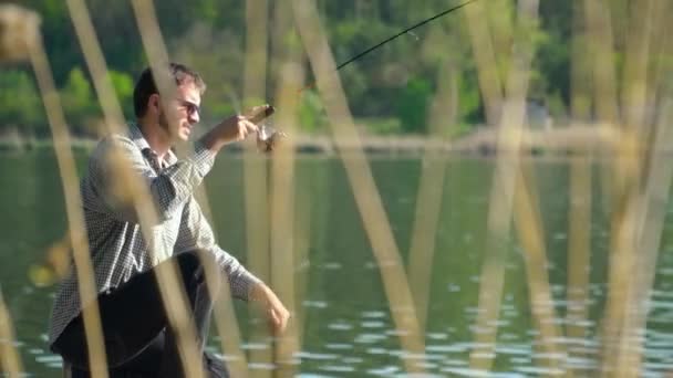 Il pescatore ha preso un pesce. Luccio appena pescato su un amo da pesca su uno sfondo d'acqua — Video Stock