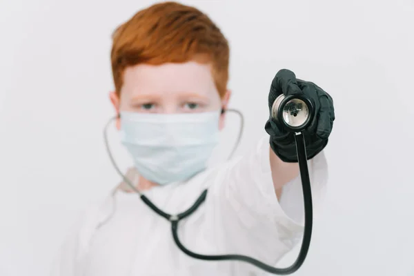 Close up de médico littil caucasiano com um estetoscópio em máscara protetora. Recepção de um paciente com pneumonia — Fotografia de Stock