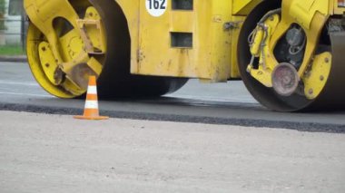 Asfalt döşeyen sarı yol silindirleri. Yeni bir yol inşa ediyorum. Yol onarımı kavramı
