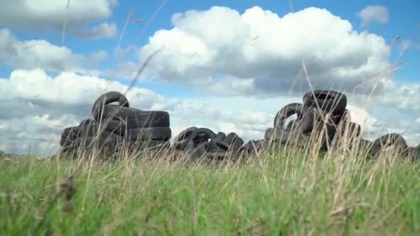 재활용 된 타이어 더미. 낡은 자동차 고무, 타이어 — 비디오