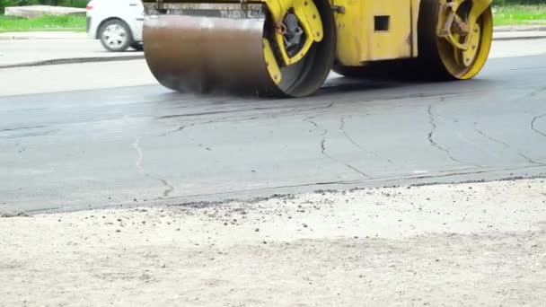 Road roller doet weg reparatie en bestrating van straten. Aanleg van nieuwe weg — Stockvideo
