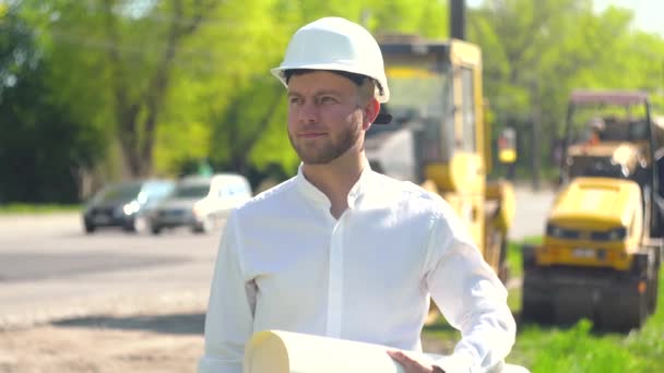 Portret van de bedrijfsleider van de reparatiewerkzaamheden tegen de achtergrond van een wegenbouwplaats — Stockvideo