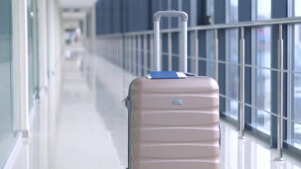 Resväska och pass vid flygplatsterminalen. Slut på karantänen — Stockvideo