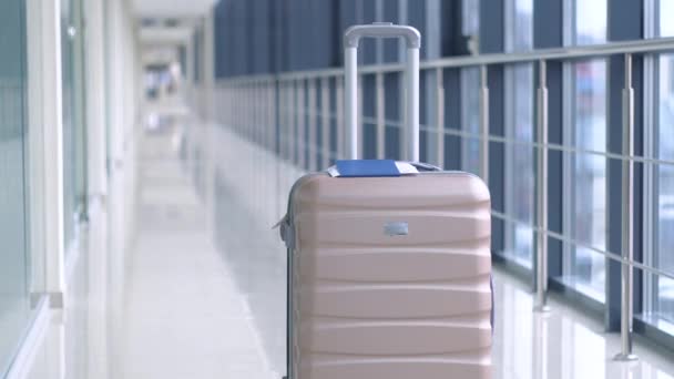 Valise et passeport au terminal de l'aéroport. Fin de la quarantaine — Video