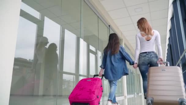 Passagiere mit Koffern auf dem Terminal-Flughafen. Ende der Quarantäne — Stockvideo