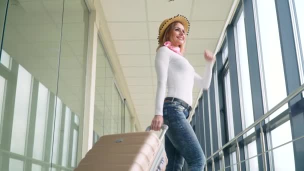 Podróżująca dziewczyna z jego bagażem podczas oczekiwania na samolot — Wideo stockowe