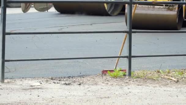 Silniční válec pracuje na instalaci asfaltové dlažby. Koncept opravy silnic — Stock video