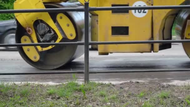 Rodillo de carretera haciendo reparación de carreteras y pavimentación de calles. Construcción de una nueva carretera — Vídeos de Stock