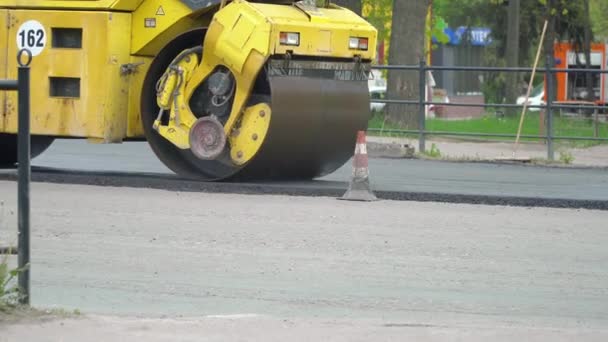 Rodillo de carretera haciendo reparación de carreteras y pavimentación de calles. Camino de Asphlat en construcción — Vídeos de Stock