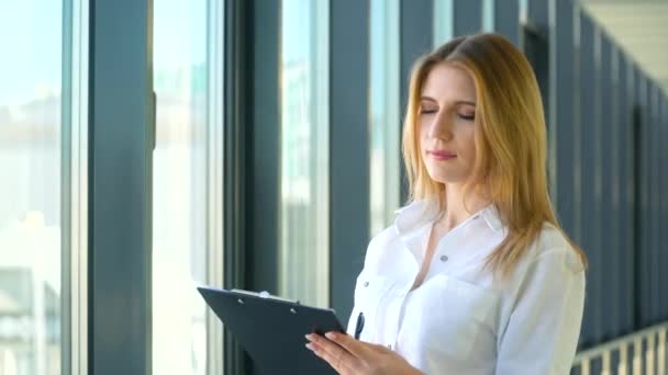 Bürosekretärin schreibt Businessplan und schaut aus dem Fenster. Geschäftsplanungskonzept — Stockvideo